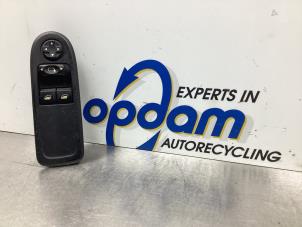 Gebruikte Elektrisch Raam Schakelaar Peugeot 308 SW (4E/H) 1.6 VTI 16V Prijs € 42,00 Margeregeling aangeboden door Gebr Opdam B.V.