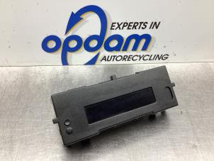 Gebruikte Display Interieur Renault Clio III (BR/CR) 1.2 16V 75 Prijs € 40,00 Margeregeling aangeboden door Gebr Opdam B.V.