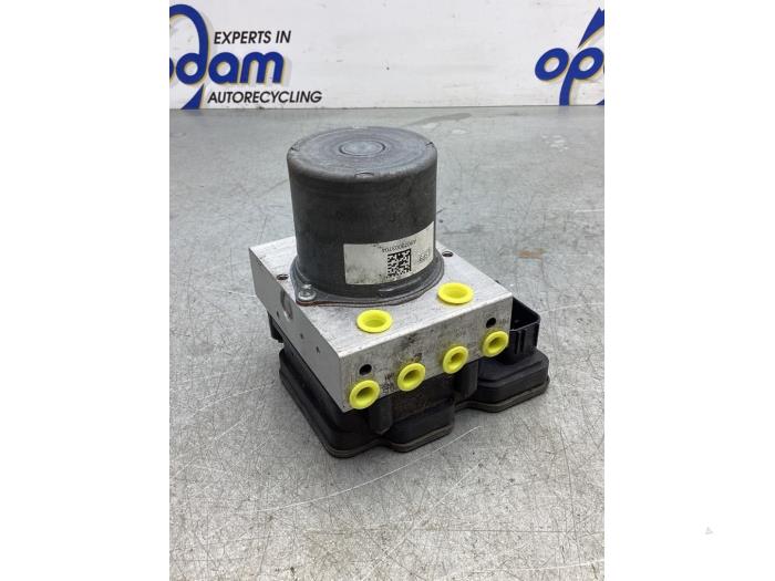 ABS Pomp van een Mercedes-Benz Sprinter 5t (907.6) 516 CDI 2.1 D RWD 2020