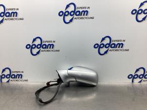 Gebruikte Spiegel Buiten links Peugeot 407 (6C/J) 3.0 V6 24V VVT Prijs € 106,00 Margeregeling aangeboden door Gebr Opdam B.V.