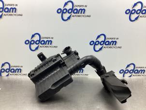 Gebruikte Luchtfilterhuis Citroen C4 Cactus (0B/0P) 1.2 PureTech 82 12V Prijs € 51,00 Margeregeling aangeboden door Gebr Opdam B.V.