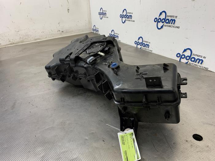 Adblue tank van een Ford Transit Connect (PJ2) 1.5 EcoBlue 2021