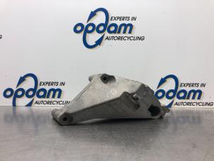 Gebruikte Motorsteun Opel Corsa E 1.0 SIDI Turbo 12V Prijs € 26,00 Margeregeling aangeboden door Gebr Opdam B.V.