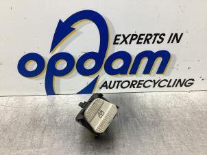 Gebruikte Ruit schakelaar elektrisch Volkswagen Golf III Cabrio (1E) 2.0 Prijs € 21,00 Margeregeling aangeboden door Gebr Opdam B.V.