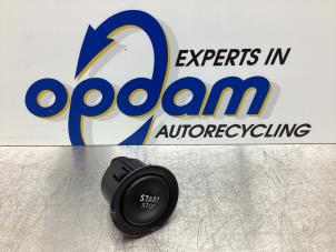 Gebruikte Start/Stop schakelaar Renault Scénic III (JZ) 1.4 16V TCe 130 Prijs € 26,00 Margeregeling aangeboden door Gebr Opdam B.V.