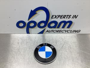 Gebruikte Embleem BMW 3 serie (F30) 320i 1.6 16V EfficientDynamicsEdition Prijs € 20,00 Margeregeling aangeboden door Gebr Opdam B.V.