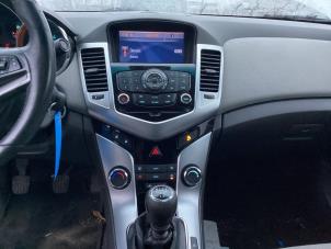 Gebruikte Radiobedienings paneel Chevrolet Cruze (300) 1.8 16V VVT Prijs € 125,00 Margeregeling aangeboden door Gebr Opdam B.V.