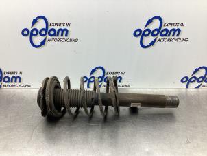 Gebruikte Mac Phersonpoot links-voor Peugeot 206+ (2L/M) 1.4 XS Prijs € 42,00 Margeregeling aangeboden door Gebr Opdam B.V.