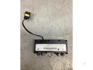 Gebruikte Antenne Versterker Peugeot 407 SW (6E) 2.0 16V Prijs € 21,00 Margeregeling aangeboden door Gebr Opdam B.V.