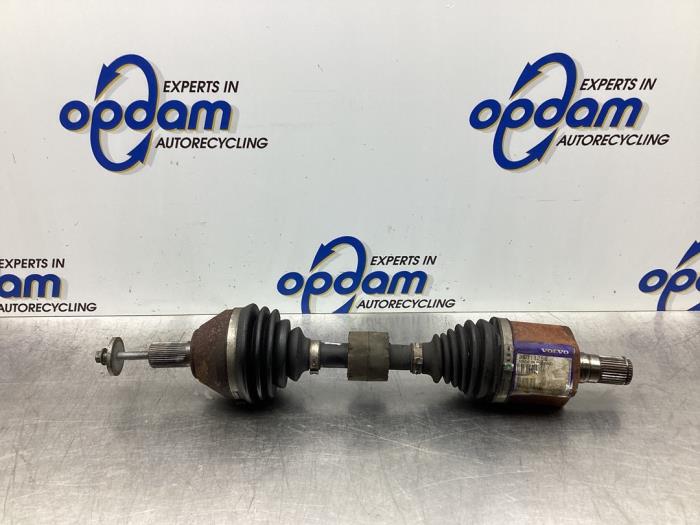 Gebruikte Aandrijfas links-voor Volvo V70 (BW) 2.0 D4 20V Prijs € 128,00 Margeregeling aangeboden door Gebr Opdam B.V.