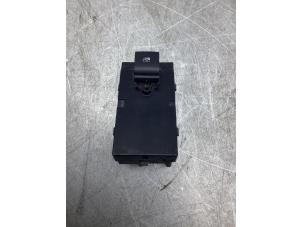 Gebruikte Raam schakelaar elektrisch Opel Astra J Sports Tourer (PD8/PE8/PF8) 1.4 Turbo 16V Prijs € 13,00 Margeregeling aangeboden door Gebr Opdam B.V.