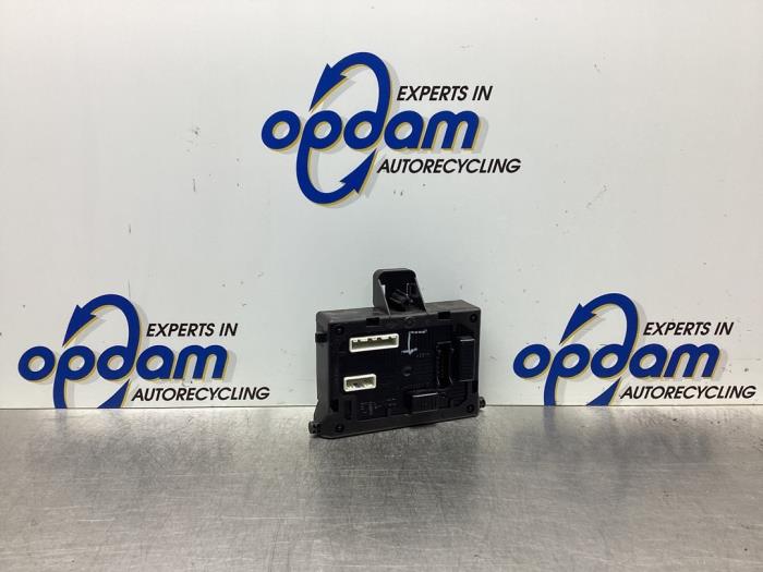 Gebruikte Bodycontrol Module Renault Clio III (BR/CR) 1.2 16V 65 Prijs € 85,00 Margeregeling aangeboden door Gebr Opdam B.V.
