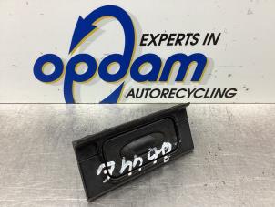 Gebruikte Handgreep Achterklep Renault Clio III (BR/CR) 1.2 16V 65 Prijs € 17,00 Margeregeling aangeboden door Gebr Opdam B.V.