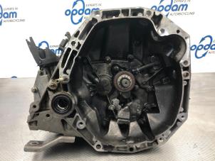 Gebruikte Versnellingsbak Renault Clio III (BR/CR) 1.4 16V Prijs € 149,00 Margeregeling aangeboden door Gebr Opdam B.V.