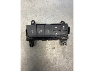 Gebruikte ASR schakelaar Hyundai Kona (OS) 39 kWh Prijs € 50,00 Margeregeling aangeboden door Gebr Opdam B.V.