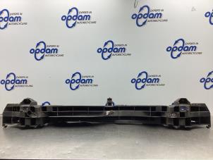 Gebruikte Bumperbalk achter Renault Clio III (BR/CR) 1.4 16V Prijs € 34,00 Margeregeling aangeboden door Gebr Opdam B.V.