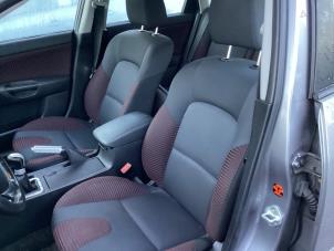 Gebruikte Voorstoel rechts Mazda 3 Sport (BK) 2.0i 16V Prijs op aanvraag aangeboden door Gebr Opdam B.V.