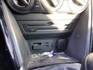 Gebruikte AUX/USB aansluiting Mazda 2 (DJ/DL) 1.5 SkyActiv-G 90 Prijs € 50,00 Margeregeling aangeboden door Gebr Opdam B.V.