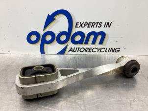 Gebruikte Versnellingsbak Steun Renault Clio II (BB/CB) 1.4 Prijs € 25,00 Margeregeling aangeboden door Gebr Opdam B.V.