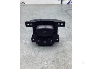 Gebruikte Schakelaar handrem Toyota C-HR (X1,X5) 1.8 16V Hybrid Prijs € 42,00 Margeregeling aangeboden door Gebr Opdam B.V.