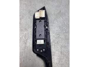 Gebruikte Schakelaar Elektrisch Raam Toyota C-HR (X1,X5) 1.8 16V Hybrid Prijs € 76,00 Margeregeling aangeboden door Gebr Opdam B.V.