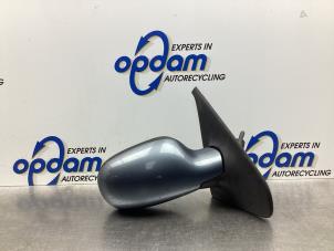 Gebruikte Spiegel Buiten rechts Renault Clio II (BB/CB) 1.2 16V Prijs € 34,00 Margeregeling aangeboden door Gebr Opdam B.V.