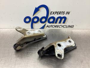 Gebruikte Motorkap Scharnier Volkswagen Polo IV (9N1/2/3) 1.4 16V Prijs € 21,00 Margeregeling aangeboden door Gebr Opdam B.V.