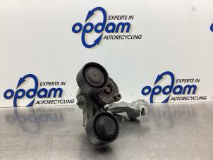 Gebruikte Dynamosteun boven Renault Clio IV (5R) 0.9 Energy TCE 90 12V Prijs € 42,00 Margeregeling aangeboden door Gebr Opdam B.V.