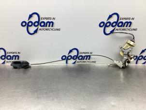 Gebruikte Deurslot Mechaniek 2Deurs links Toyota Yaris (P1) 1.0 16V VVT-i Prijs € 42,00 Margeregeling aangeboden door Gebr Opdam B.V.