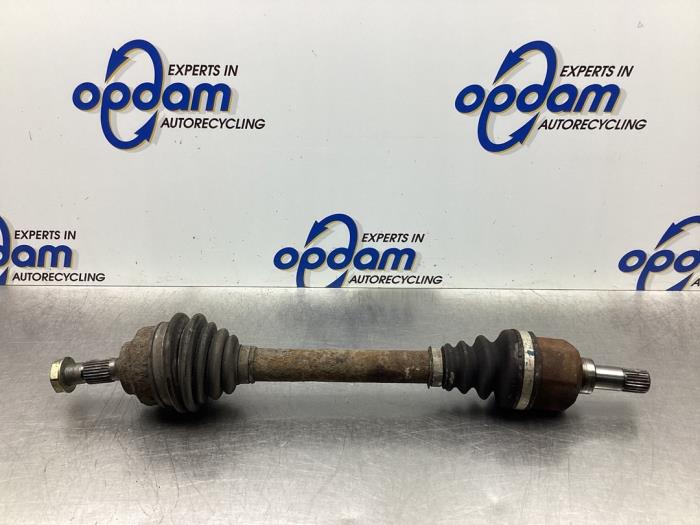 Gebruikte Aandrijfas links-voor Peugeot 307 SW (3H) 1.6 HDi 16V Prijs € 42,00 Margeregeling aangeboden door Gebr Opdam B.V.