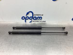 Gebruikte Set Gasdempers Achterklep Peugeot 308 (4A/C) 1.6 VTI 16V Prijs € 26,00 Margeregeling aangeboden door Gebr Opdam B.V.