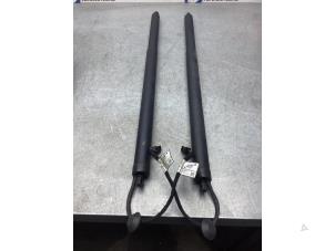 Gebruikte Set Gasdempers Achterklep Lynk &amp; Co 01 1.5 PHEV Prijs € 255,00 Margeregeling aangeboden door Gebr Opdam B.V.