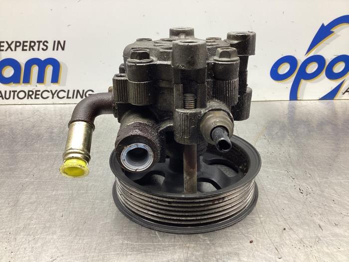Stuurbekrachtiging Pomp van een Toyota Avensis Wagon (T25/B1E) 2.0 16V VVT-i D4 2005