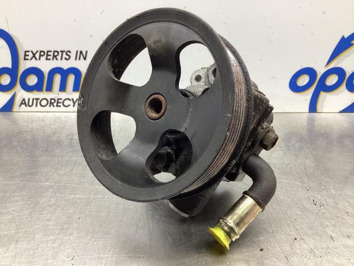 Stuurbekrachtiging Pomp van een Toyota Avensis Wagon (T25/B1E) 2.0 16V VVT-i D4 2005