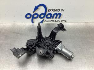 Gebruikte Motor Ruitenwisser achter Opel Corsa E 1.0 SIDI Turbo 12V Prijs € 100,00 Margeregeling aangeboden door Gebr Opdam B.V.