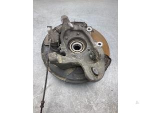 Gebruikte Fusee rechts-achter Mercedes C (W205) C-200d 2.2 16V Prijs € 128,00 Margeregeling aangeboden door Gebr Opdam B.V.