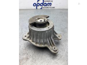 Gebruikte Motorsteun Mercedes C (W205) C-200d 2.2 16V Prijs € 21,00 Margeregeling aangeboden door Gebr Opdam B.V.