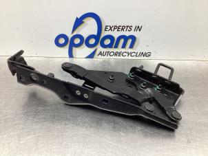 Gebruikte Achterklep Scharnier Opel Tigra Twin Top 1.8 16V Prijs € 34,00 Margeregeling aangeboden door Gebr Opdam B.V.