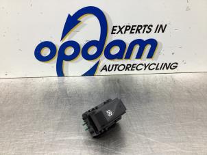 Gebruikte Start/Stop schakelaar Renault Clio IV (5R) 0.9 Energy TCE 90 12V Prijs € 13,00 Margeregeling aangeboden door Gebr Opdam B.V.