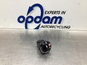 Gebruikte Airbag schakelaar Renault Clio IV (5R) 0.9 Energy TCE 90 12V Prijs € 13,00 Margeregeling aangeboden door Gebr Opdam B.V.