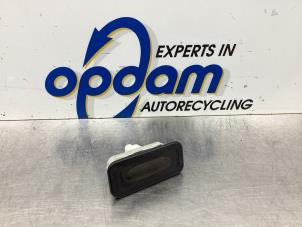 Gebruikte Handgreep Achterklep Renault Clio IV (5R) 0.9 Energy TCE 90 12V Prijs € 34,00 Margeregeling aangeboden door Gebr Opdam B.V.