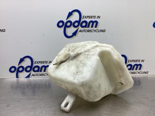 Gebruikte Ruitensproeiertank voor BMW Z3 Roadster (E36/7) 1.9 16V Prijs € 36,00 Margeregeling aangeboden door Gebr Opdam B.V.