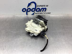 Gebruikte Deurslot Mechaniek 4Deurs links-achter Volkswagen Passat Variant (3C5) 1.4 TSI 16V Prijs € 68,00 Margeregeling aangeboden door Gebr Opdam B.V.