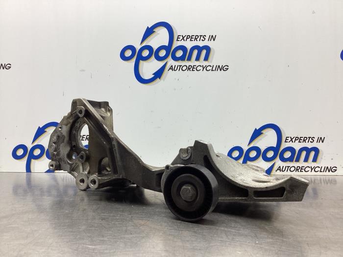 Gebruikte Dynamosteun onder Volkswagen Polo V (6R) 1.2 TDI 12V BlueMotion Prijs € 36,00 Margeregeling aangeboden door Gebr Opdam B.V.