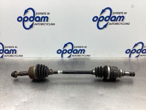 Gebruikte Aandrijfas links-voor Peugeot 108 1.0 12V VVT-i Prijs € 68,00 Margeregeling aangeboden door Gebr Opdam B.V.