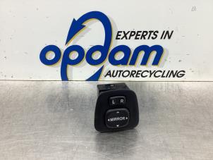 Gebruikte Spiegel Schakelaar Peugeot 108 1.0 12V VVT-i Prijs € 27,00 Margeregeling aangeboden door Gebr Opdam B.V.