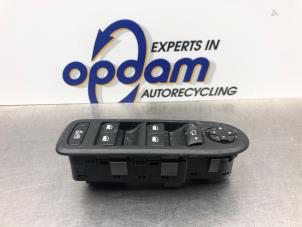 Gebruikte Elektrisch Raam Schakelaar Peugeot 308 (4A/C) 1.6 16V THP 155 Prijs € 68,00 Margeregeling aangeboden door Gebr Opdam B.V.