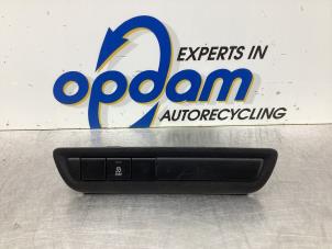 Gebruikte ESP Schakelaar Peugeot 208 I (CA/CC/CK/CL) 1.2 Vti 12V PureTech 82 Prijs € 14,00 Margeregeling aangeboden door Gebr Opdam B.V.