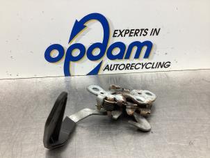 Gebruikte Slotmechaniek Motorkap Citroen C2 (JM) 1.1 Prijs € 18,00 Margeregeling aangeboden door Gebr Opdam B.V.