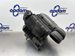 Gebruikte Luchtfilterhuis Renault Megane IV (RFBB) 1.6 GT Energy TCe 205 EDC Prijs € 36,00 Margeregeling aangeboden door Gebr Opdam B.V.